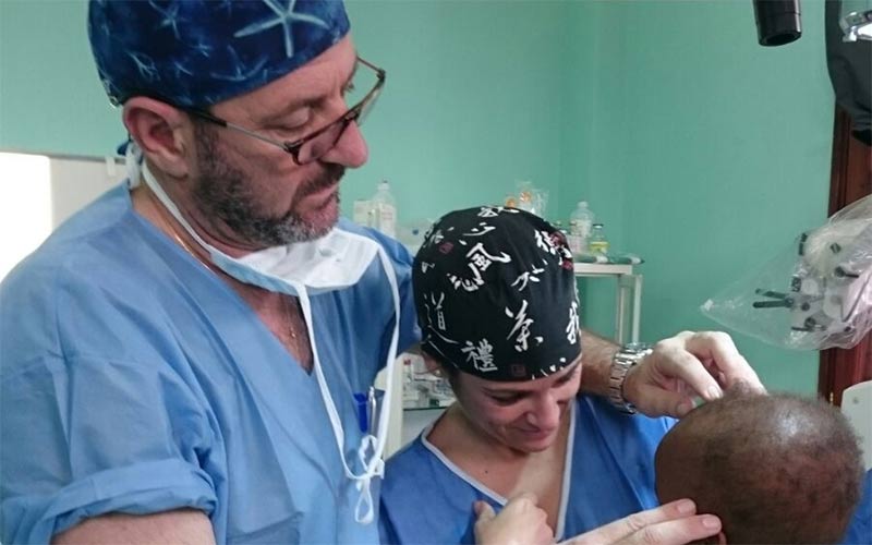 Dos neurocirujanos gaditanos del Hospital Puerta del Mar participan en un proyecto de cooperación sanitaria en Tanzania