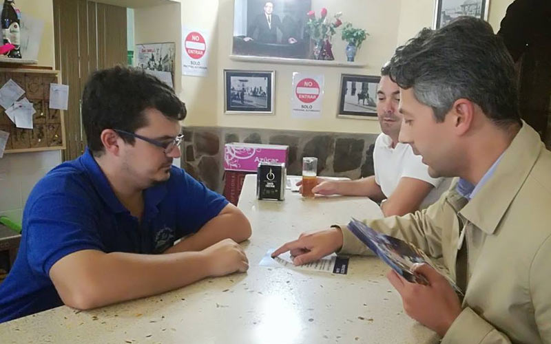 Los populares ‘venden’ su Alma entre comerciantes del centro