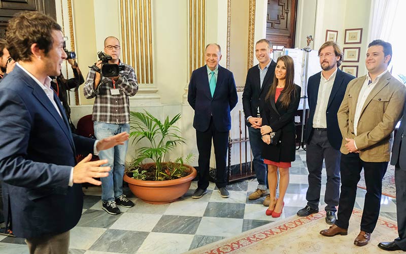 El alcalde saluda a los próximos Reyes de Cádiz