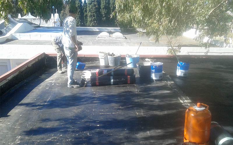 El Consistorio invierte en las últimas semanas unos 82.000 euros en mejoras “casi a demanda” en distintos colegios chiclaneros