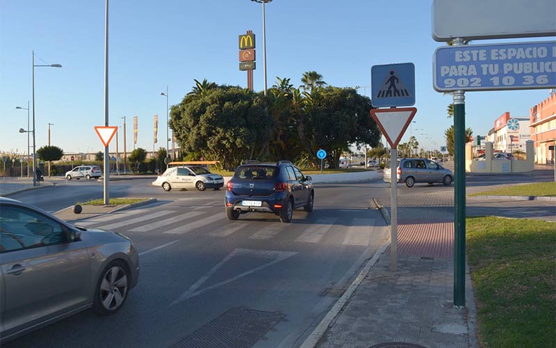 Reclaman una solución “lo antes posible” al “peligroso” acceso de la gasolinera de la entrada de Rota
