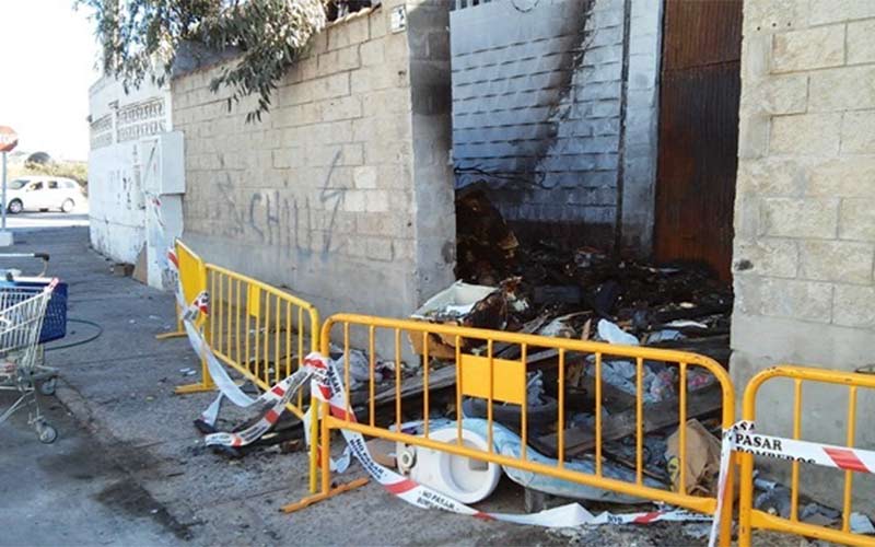 Ni rastro de limpieza una semana después del incendio en una nave abandonada en Fadricas