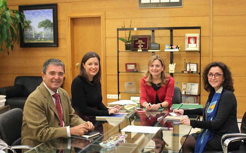 La consejera de Salud se compromete con la alcaldesa isleña a finalizar el centro de salud de Camposoto, pero sin dar plazo alguno
