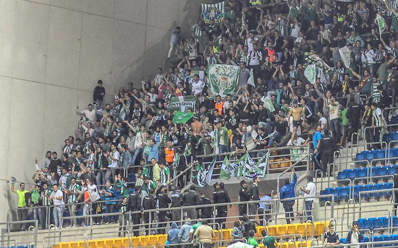 Aficionados béticos persiguieron al autobús del Cádiz CF tras el partido del Villamarín y causaron altercados en La Laguna