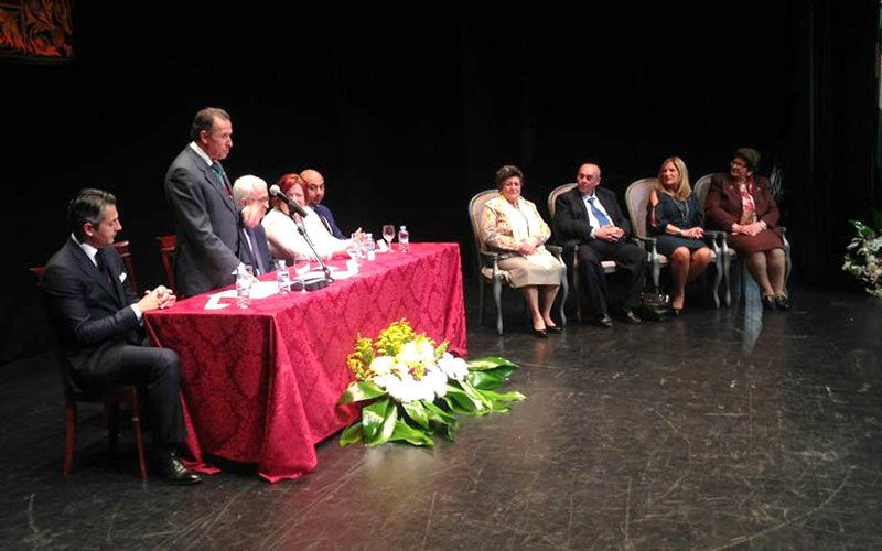 Chiclana entrega sus Insignias de Oro a Theo Vargas, Pepi Benítez, María de la Paz Gómez y Agader