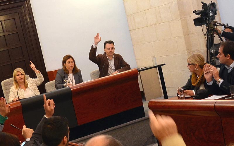 PSOE y PP, señalando mutuamente a García Pelayo y a Mamen Sánchez, se acusan de “trabajar poco” por Jerez