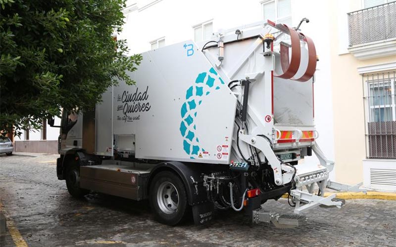 Rota completa su renovada flota de vehículos de recogida de basura con un pionero camión eléctrico para operar en el centro histórico