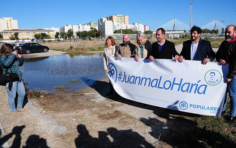 El PP gaditano intuye que Moreno Bonilla, si fuera presidente de la Junta, “haría” lo que todavía no ha hecho el PSOE tras 35 años