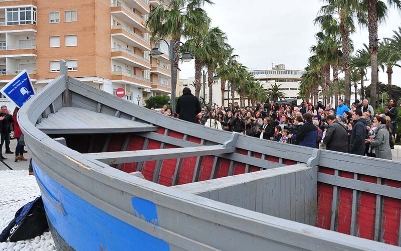 Una patera para remover conciencias entre gaditanos y turistas