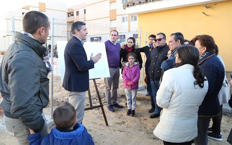 El alcalde informa a los vecinos a pie de obra sobre los trabajos que se están llevando a cabo en la avenida María Auxiliadora