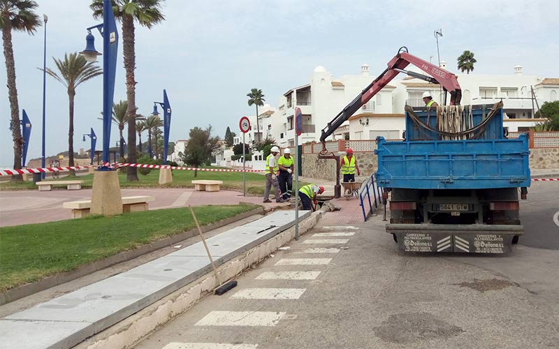 Adecentados más de 700 metros lineales de la tajea de pluviales del paseo marítimo de La Barrosa