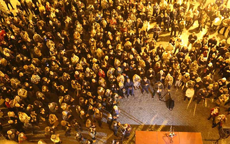 Continúa el encierro de los trabajadores de Louis Berger, mientras partidos y comité demandan la intervención de Gobierno y Junta