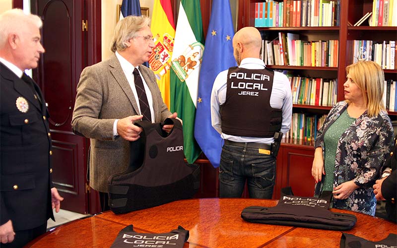Jerez presume de ser uno de los primeros municipios en dotar a todos sus policías locales de chalecos antibalas