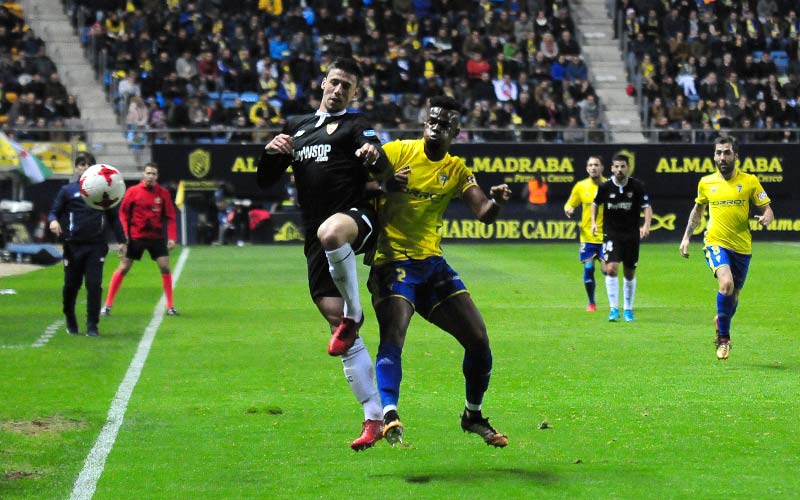 El Cádiz regala a un Sevilla plagado de titulares el primer tiempo y despierta tras el descanso; la eliminatoria copera se complica