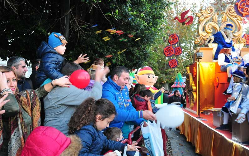 La amenaza de lluvia altera la ‘llegada’ de los Reyes Magos a la Bahía