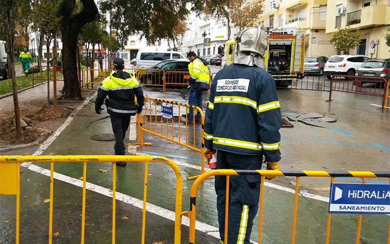 La rotura del colector de Pery Junquera fractura el asfalto en la calle Arenal y alarma a los vecinos de la zona
