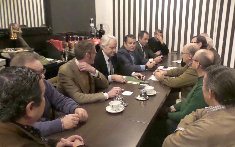 Una cita, dos versiones; Sanz se reúne con la plataforma pro Aletas, o bien, “visita privada relámpago con afiliados y simpatizantes del PP”