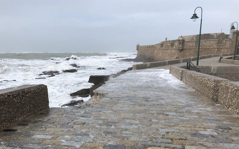 Los derrumbes en las históricas murallas de Cádiz durante el actual temporal enfrentan a Gobierno local y Gobierno central