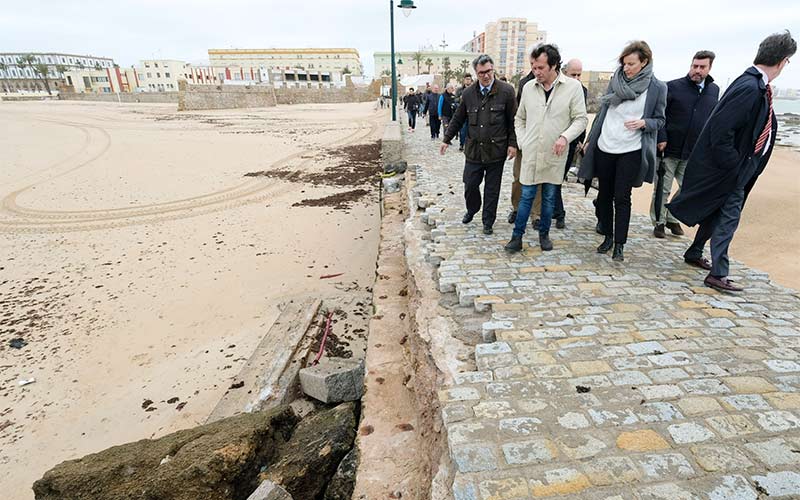 La directora general de Costas supervisa las playas de la Bahía tras el temporal: “invertiremos lo que sea necesario para recuperarlas”