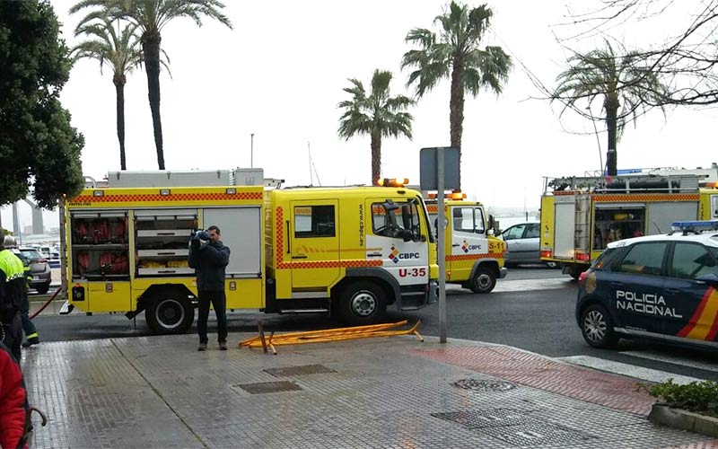 Grave por inhalación de humo un hombre en el incendio de una vivienda de la avenida de la Bahía