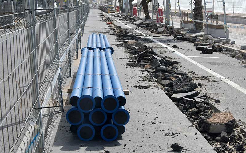 La obra del carril bici por el paseo marítimo se aprovecha también para eliminar las tuberías de fibrocemento