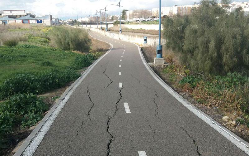 Alertan una vez más del mal estado del pavimento del carril bici de Chiclana y de la falta de iluminación