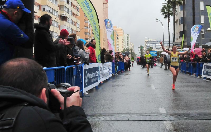Jorge Soto y Noemí Martínez, los ‘primeros’ en cruzar la meta de una XXXII Media Maratón Bahía de Cádiz marcada por la lluvia y el viento