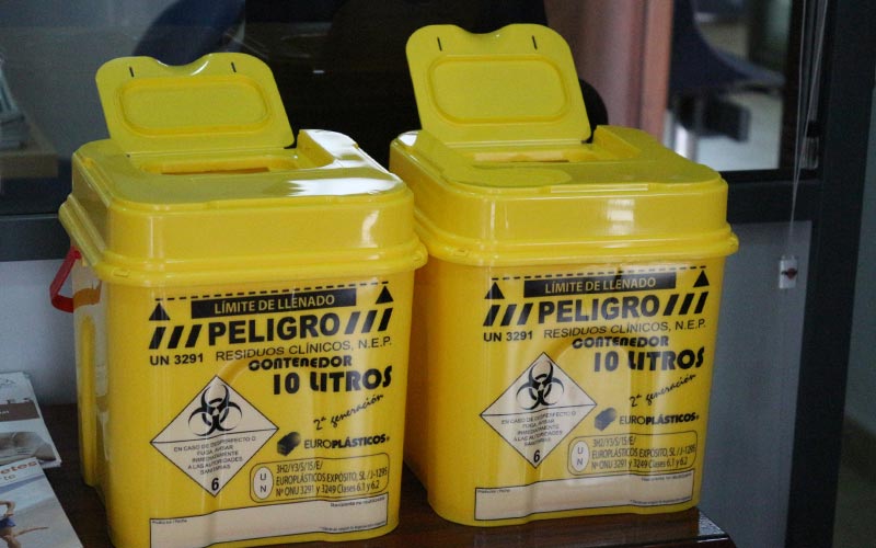 Chiclana, pionera en Andalucía en la colocación de contenedores para la recogida de agujas y lancetas de insulina, en la sede de Más Vida