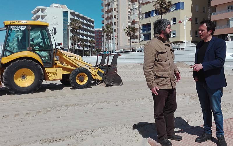 Operarios municipales hacen todo lo posible para que las playas de Cádiz presenten un “buen estado” durante esta Semana Santa