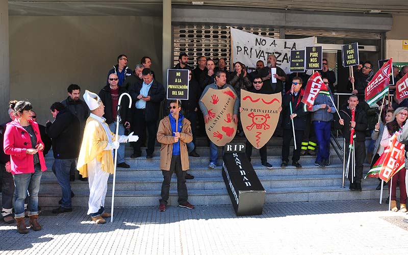 Concentración ante el SAS contra la privatización del mantenimiento de los centros sanitarios de la provincia de Cádiz