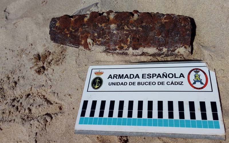 Continúan apareciendo proyectiles en la playa de Camposoto