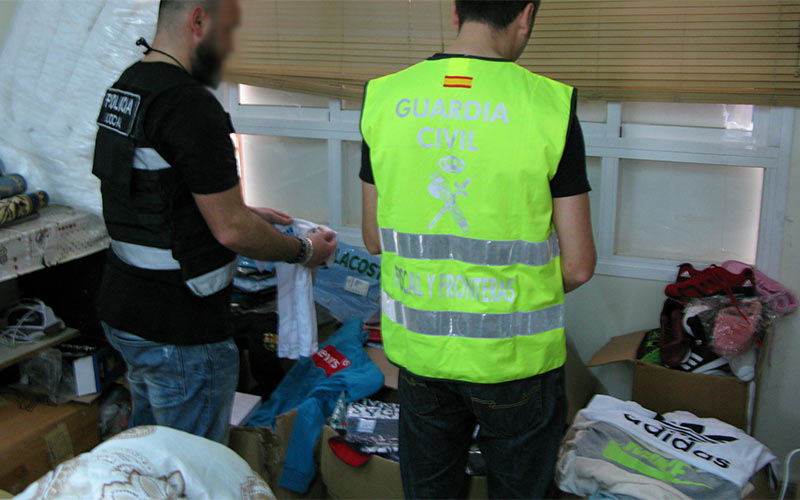 Investigados tres ‘bazares’ en San Fernando y Puerto Real por distribuir y comercializar ropa y zapatillas de marca falsificadas