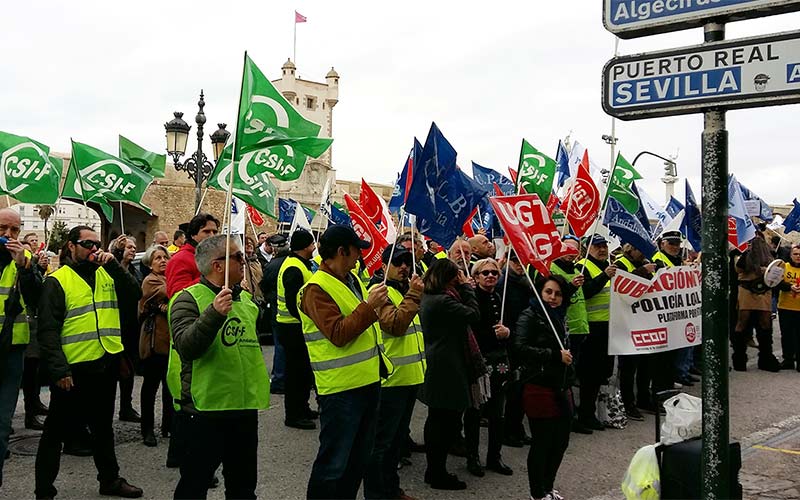 Policías Locales en Cádiz también exigen a Rajoy con una concentración la jubilación anticipada a los 60 años