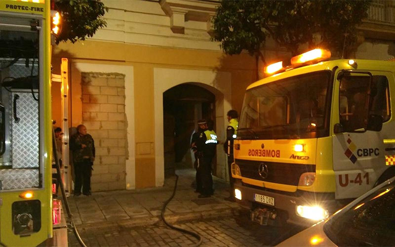 Un incendio obliga a evacuar una vivienda en la calle Larga