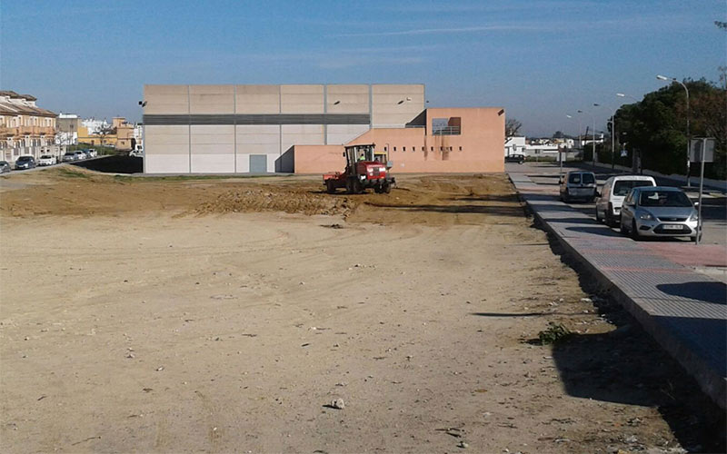 Acondicionado como bolsa de aparcamientos el solar frente el colegio Giner de los Ríos
