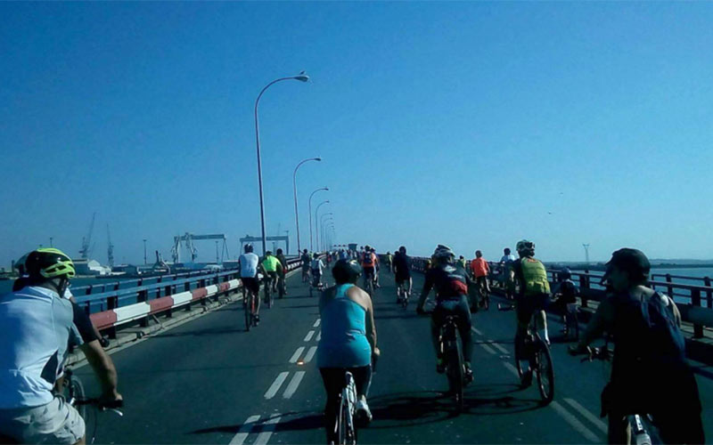“Es inaudito que tengamos dos puentes y que el corto desplazamiento entre Cádiz y Puerto Real no pueda realizarse andando o en bici”