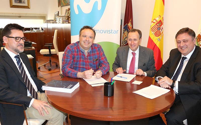 Movistar espera que su fibra óptica esté a disposición del 90% de Chiclana antes de que acabe el año