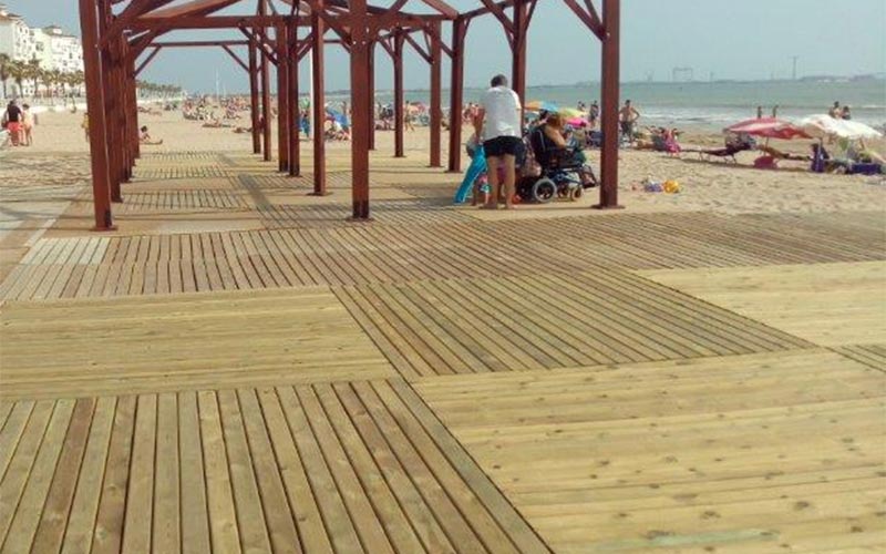 El ‘acceso 5 estrellas’ de la playa de Camposoto, para personas con movilidad reducida, se instalará desde este verano