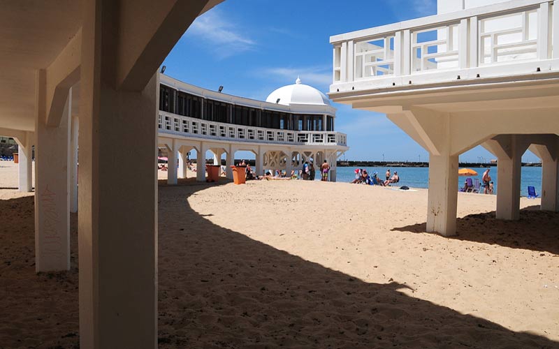 Insisten en la “necesidad” de posibilitar a empresas interesadas ofrecer actividades náutico-deportivas en las playas de Cádiz