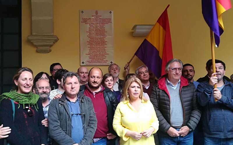 El Ayuntamiento de Jerez rinde homenaje con una placa a cargos públicos y trabajadores municipales represaliados por el franquismo