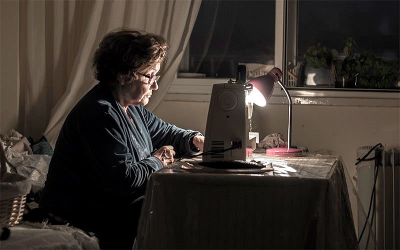 ‘Toda una vida cosiendo’ gana la tercera edición del concurso fotográfico de CSIF Cádiz dedicado a la mujer