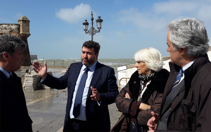 El subdelegado replica que las playas estarán “en estado óptimo” en julio y acusa al “desleal” alcalde de Cádiz de estar “desinformado”