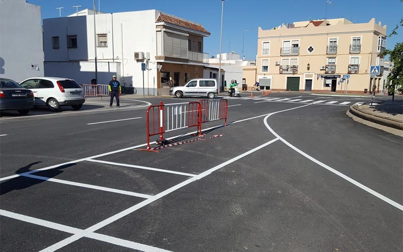Reordenado tráfico y aparcamientos en la Cruz de la Degollada