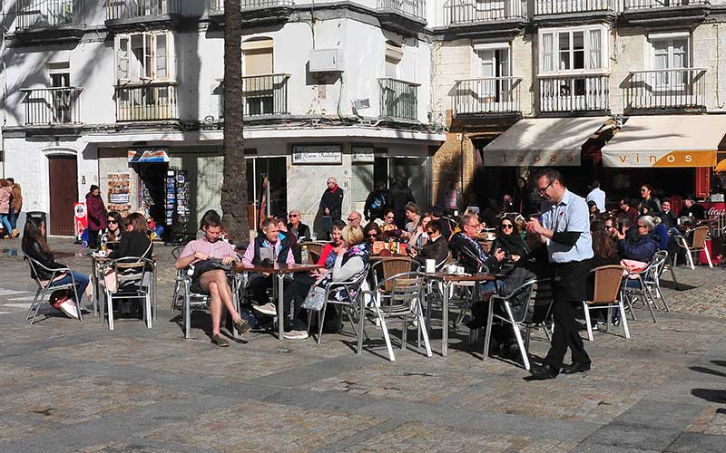 Cerca de 4.700 gaditanos parados menos en abril
