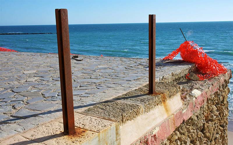 Alertan del óxido en la obra de la nueva barandilla acristalada de parte del paseo marítimo, trabajos que ni siquiera han concluido