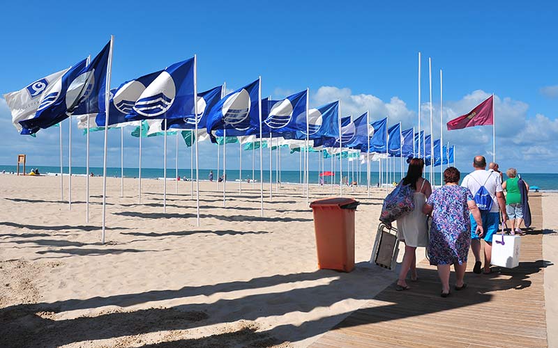 La Bahía de Cádiz lucirá la bandera azul en 18 de sus playas