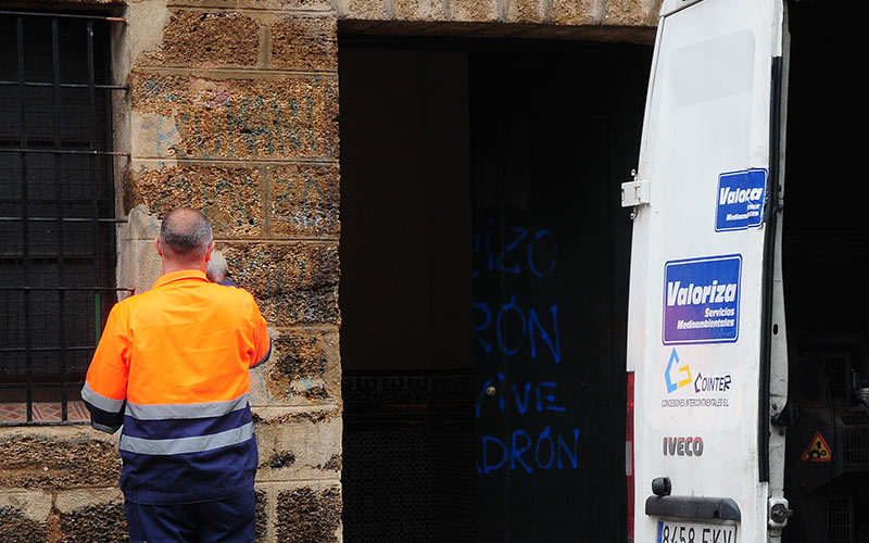 Pintadas de “ladrón” a las puertas de la vivienda de Romaní; el PP denuncia que “los métodos nazis están a la orden del día en Cádiz”
