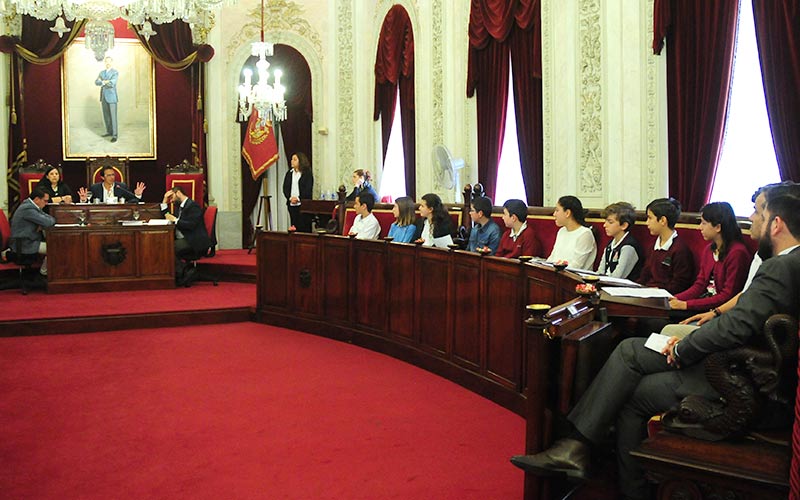 La propuesta que plantea que varios colegios de Cádiz abran sus pistas deportivas en horario extraescolar ‘gana’ el pleno infantil