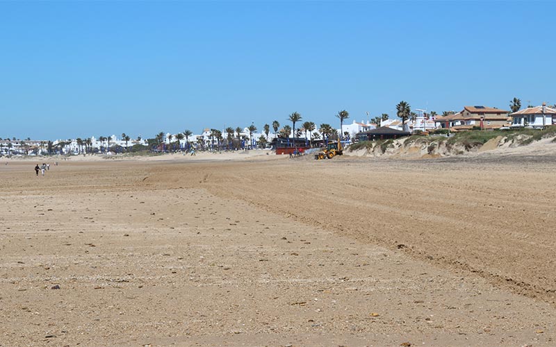 La regeneración de las playas gaditanas, en el aire; el Gobierno culpa a la Junta por rechazar que se extraiga arena de una reserva de pesca