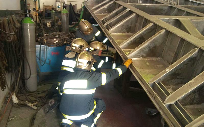 Dos trabajadores del metal fallecen al caerles encima la estructura de 4.000 kilos en la que operaban en un taller del polígono Río San Pedro
